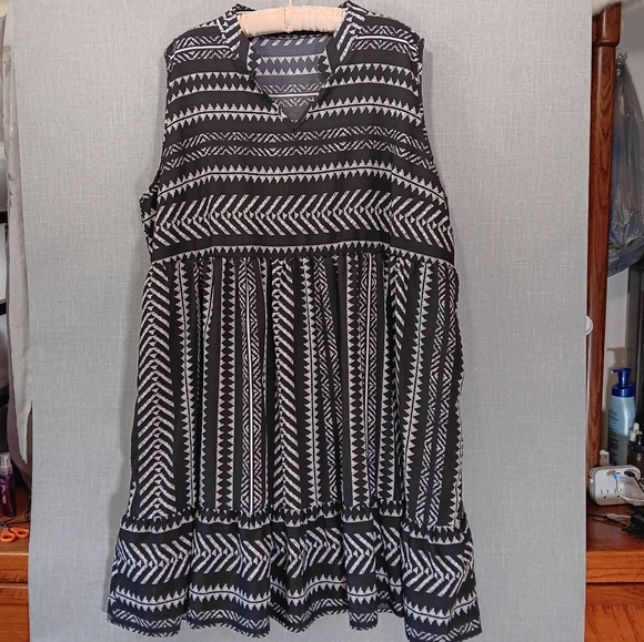 Women's Black White Geometric Tribal V-Neck Dress 4X Boho Chic Abstract Ruffle - Picture 1 of 4